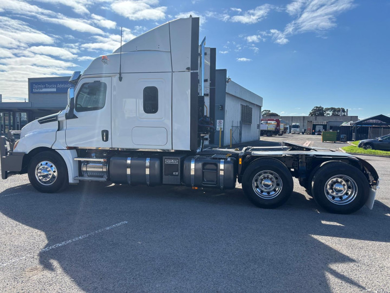 2022 Freightliner Cascadia Road Train 