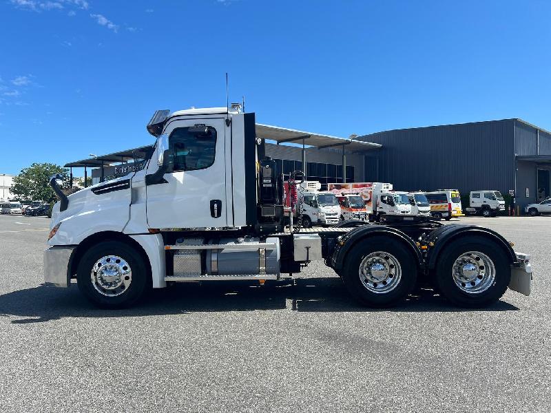 2024 Freightliner Cascadia 126 2024 Compliance Plated 