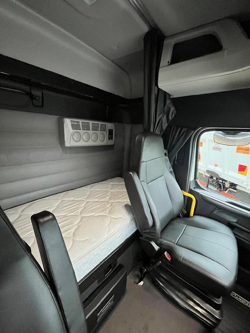 2024 Freightliner Cascadia 126 