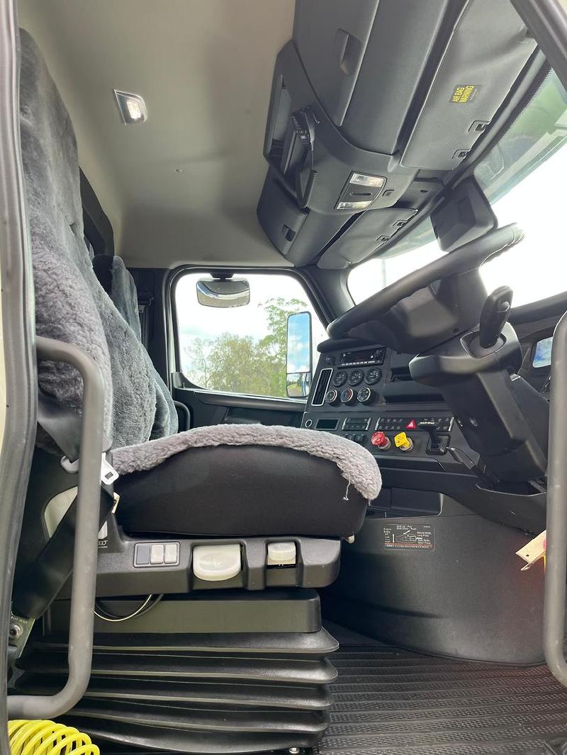 2023 Freightliner Cascadia 126 