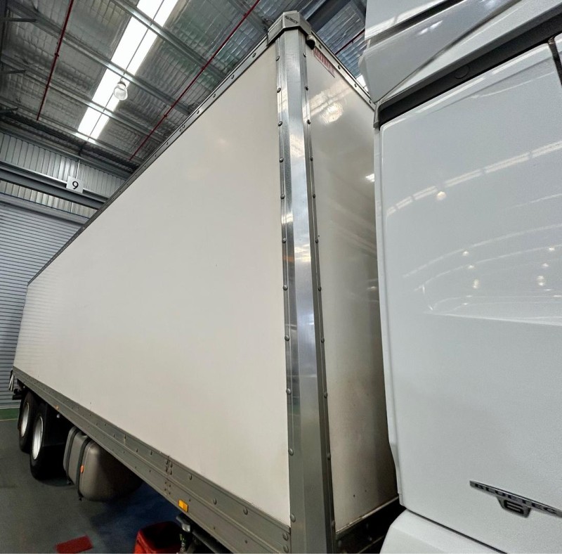 2018 Mercedes-Benz Actros 2535 M-cab 14 Pallet Rigid fiberglass body with tail lift 