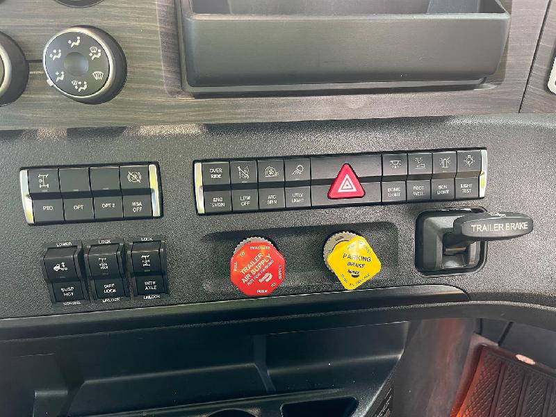 2023 Freightliner Cascadia 126 