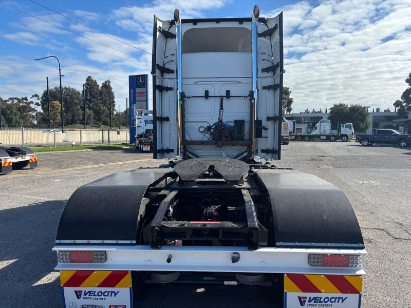 2022 Freightliner Cascadia Road Train 