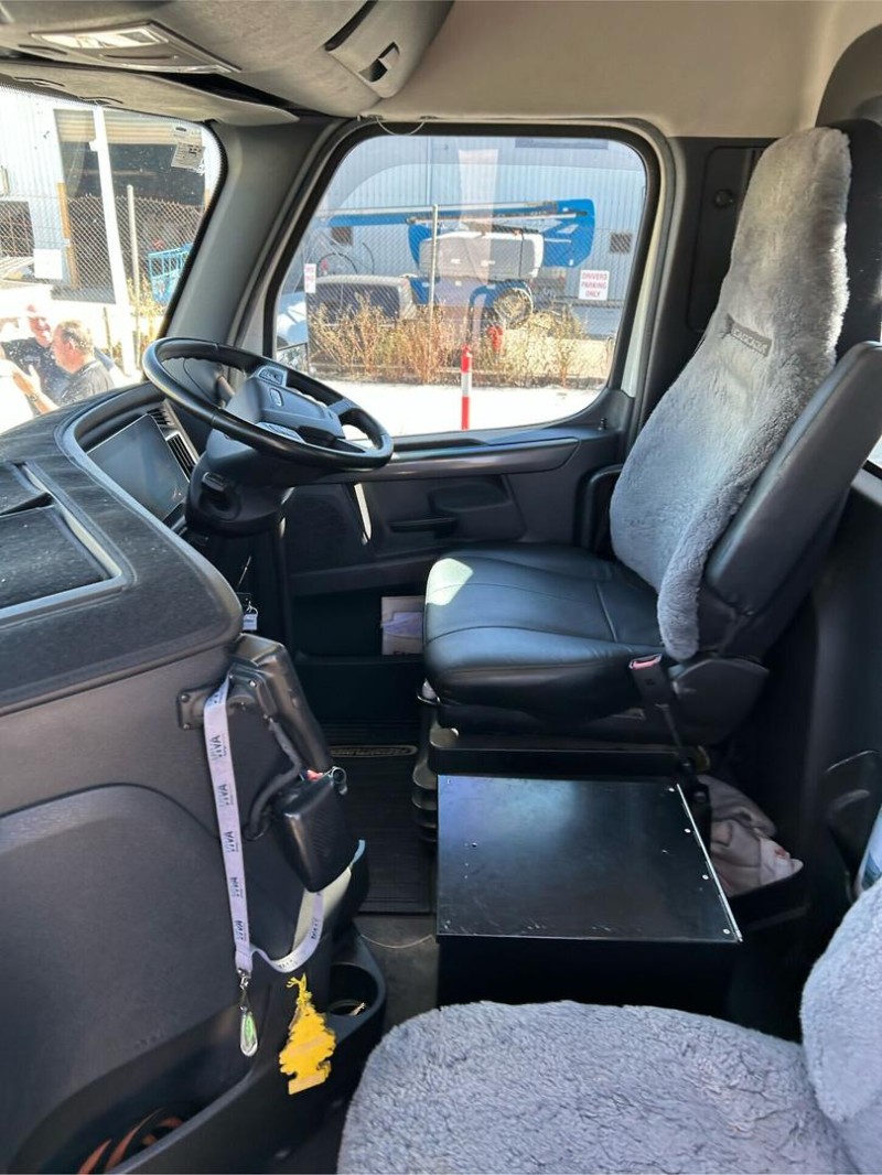 2022 Freightliner Cascadia 116 Day Cab 