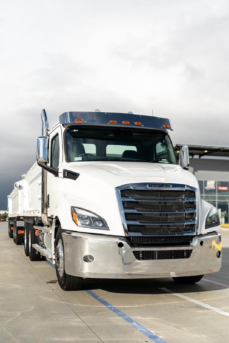 2023 Freightliner Cascadia 116 Tipper 