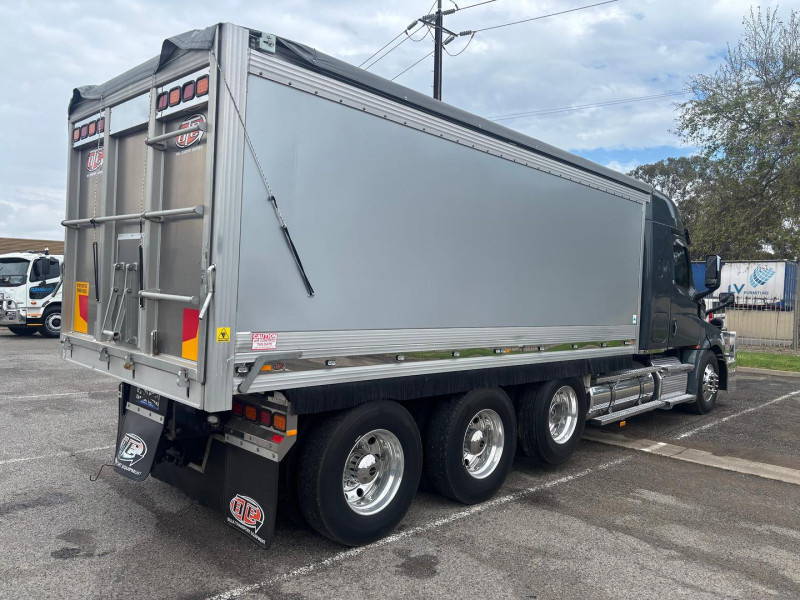 2022 Freightliner Cascadia 126 Alloy tipper with lift up axle 