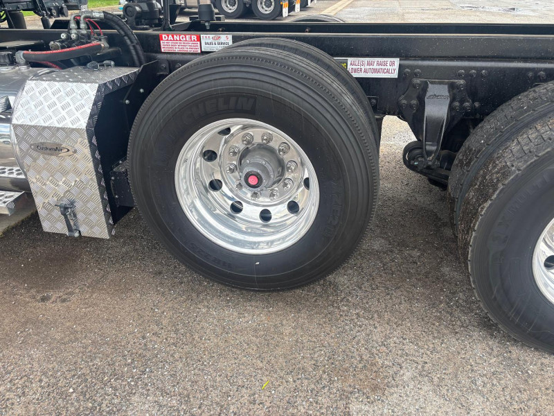 2022 Freightliner Cascadia 126 Alloy tipper with lift up axle 