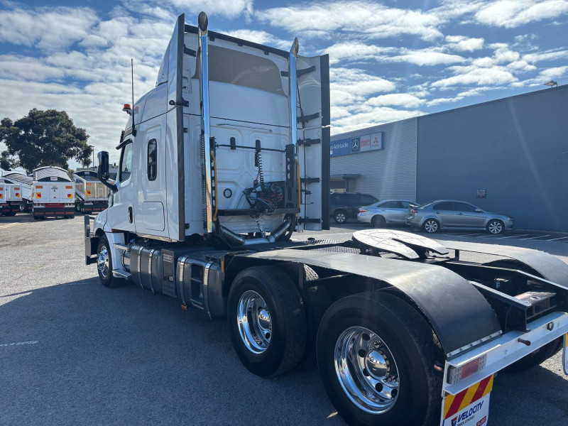 2022 Freightliner Cascadia Road Train 
