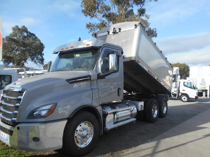 2023 Freightliner Cascadia 126 Tipper