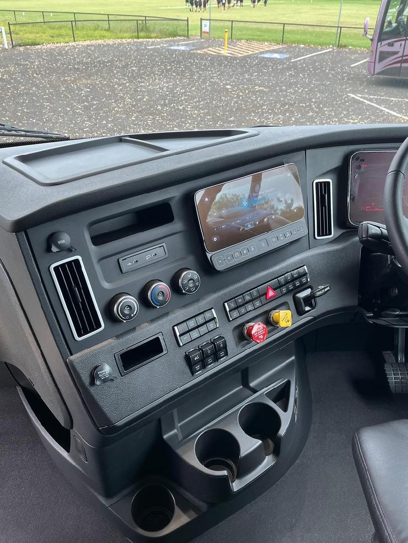 2025 Freightliner Cascadia 126 