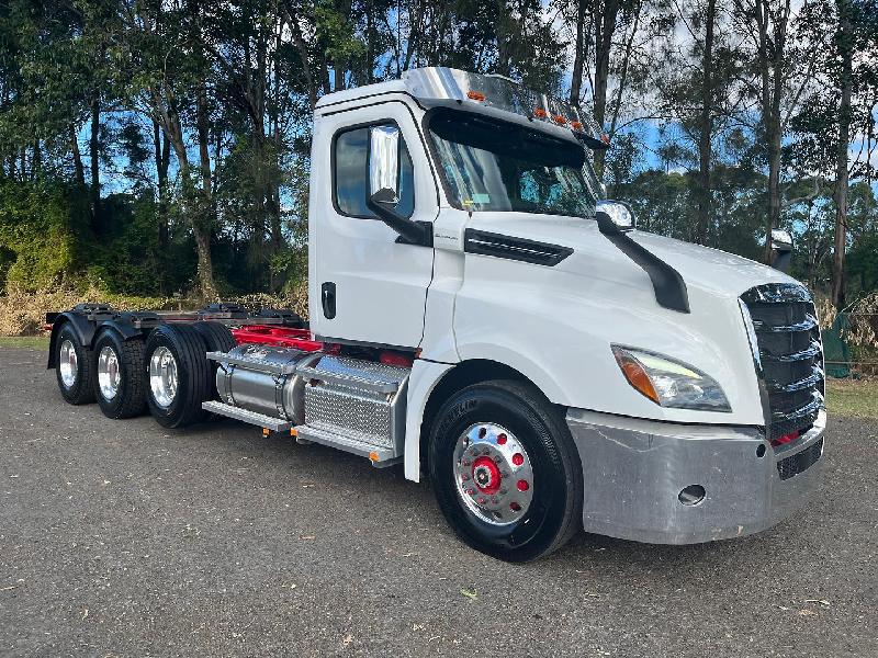 2024 Freightliner Cascadia 126 Tipper