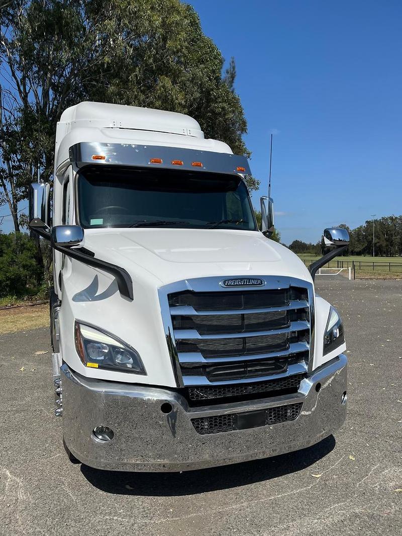 2025 Freightliner Cascadia 126 Microwave TV Cabinets and Custom Air Con ready 