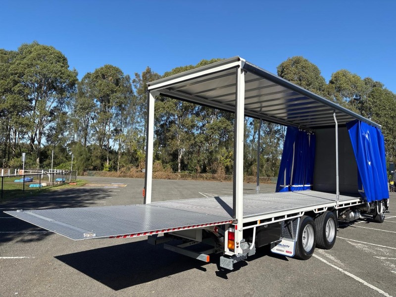2025 Fuso Fighter 2427 TAUTLINER 