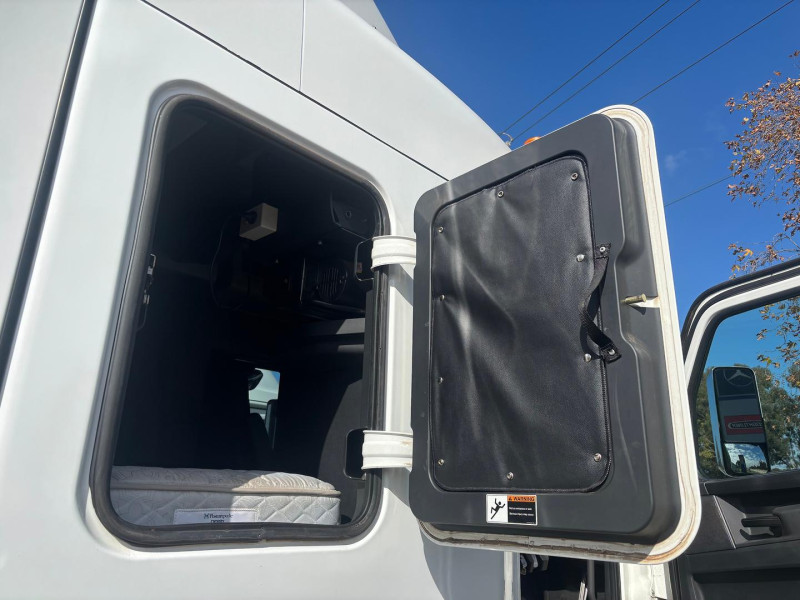 2022 Freightliner Cascadia Road Train 