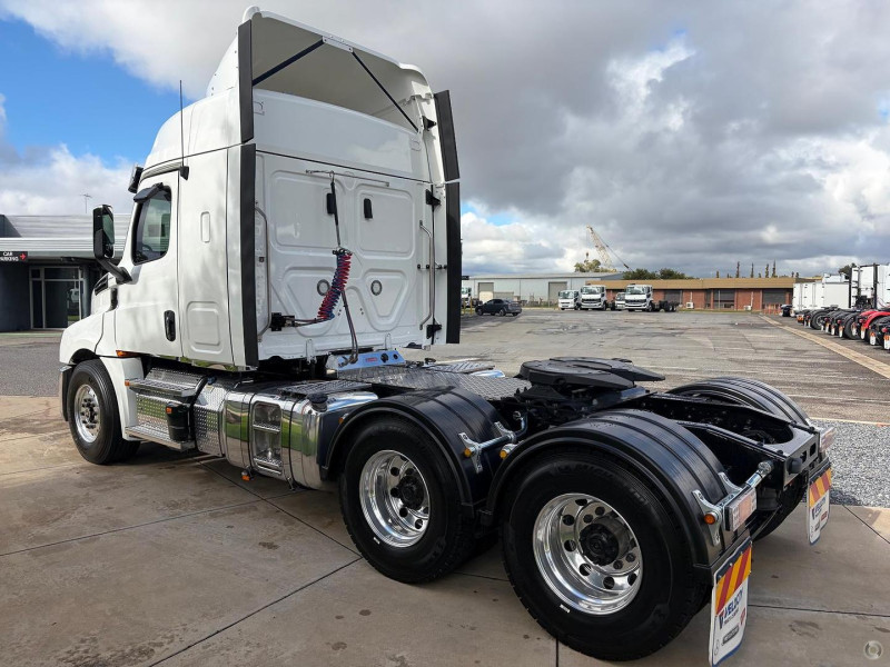 2024 Freightliner Cascadia 126 36 inch Sleeper 