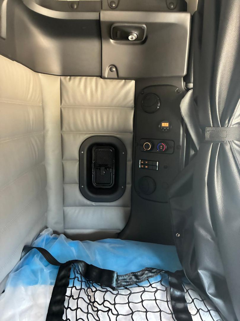 2024 Freightliner Cascadia 116 116 Cascadia 36 Inch Sleeper 