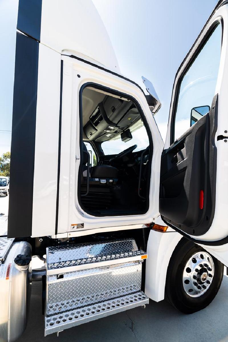 2024 Freightliner Cascadia 126 
